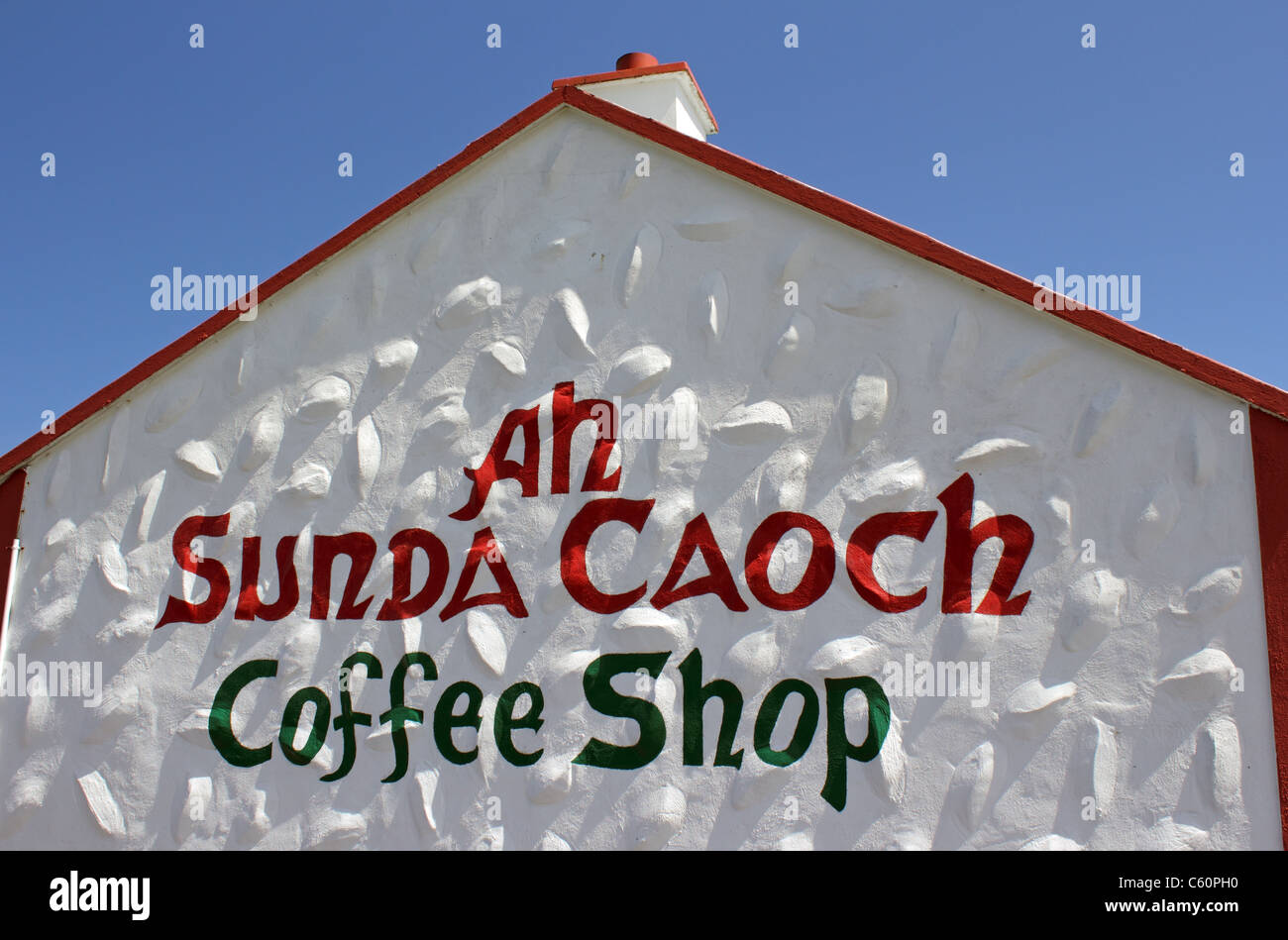 Gälisch, die Schrift an der Wand ein Café in der Nähe von Dun Aengus, Inishmore, der größten der Aran Islands, Irland Stockfoto