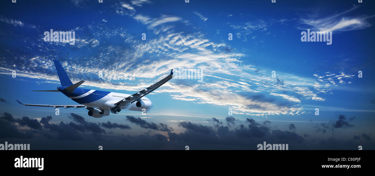 Jet-Flugzeuge am Himmel im Morgengrauen. Panorama-Komposition. Stockfoto