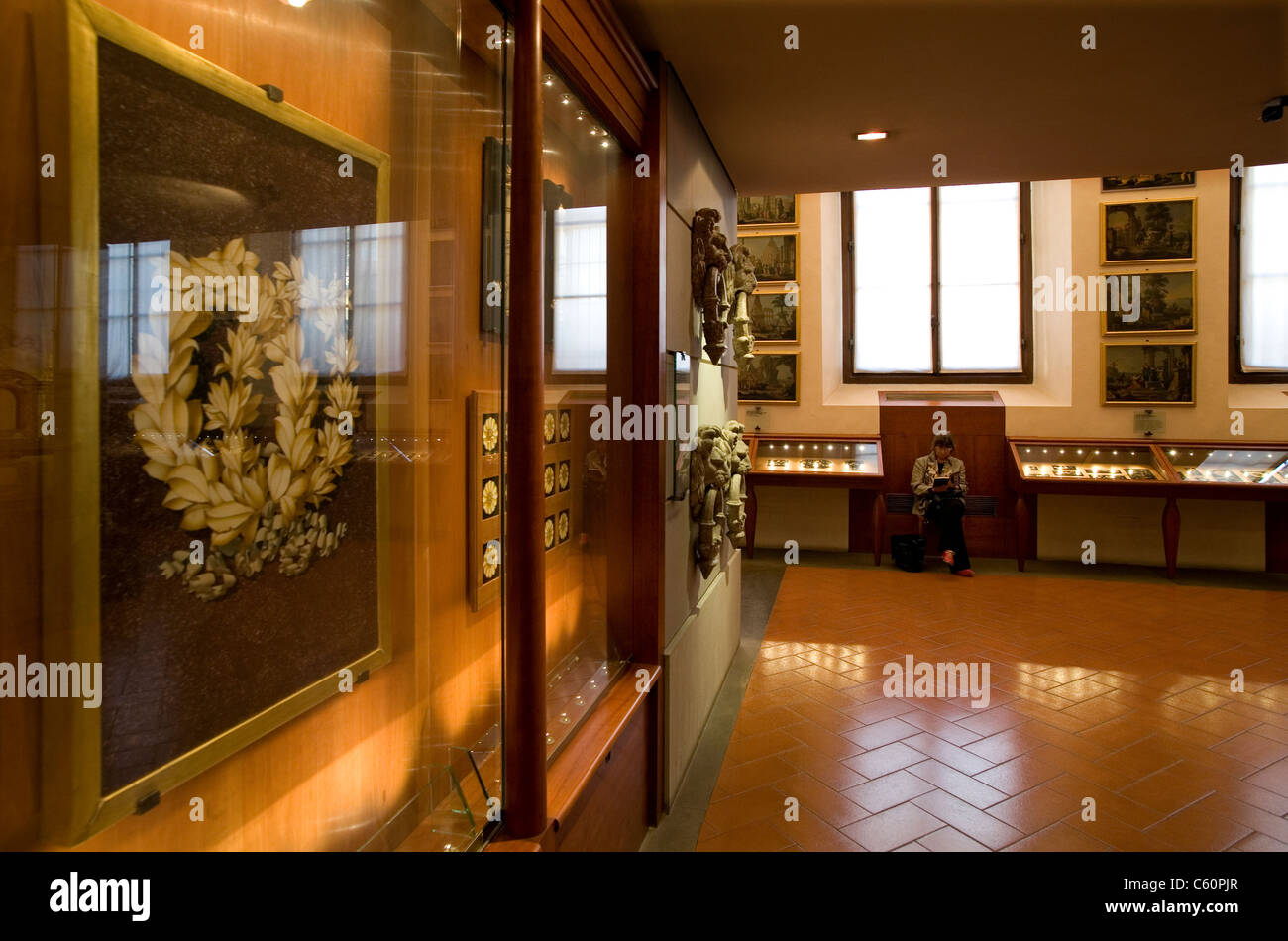 Der Autor und Kritiker Dame Margaret Drabble besucht das Museum die Opificio della Pietre Dure in Florenz, Italien. Stockfoto