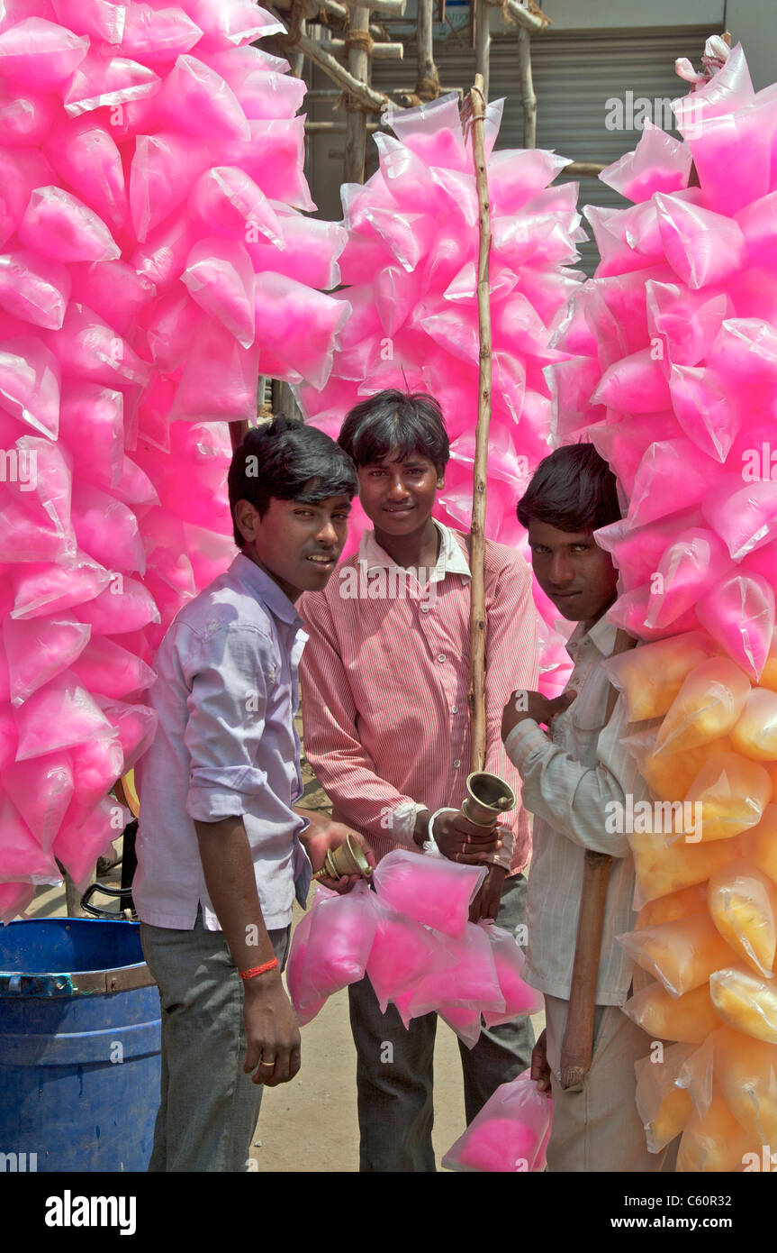 Drei jungen Fee Zahnseide Tiruchirapalli Tamil Nadu in Indien zu verkaufen Stockfoto
