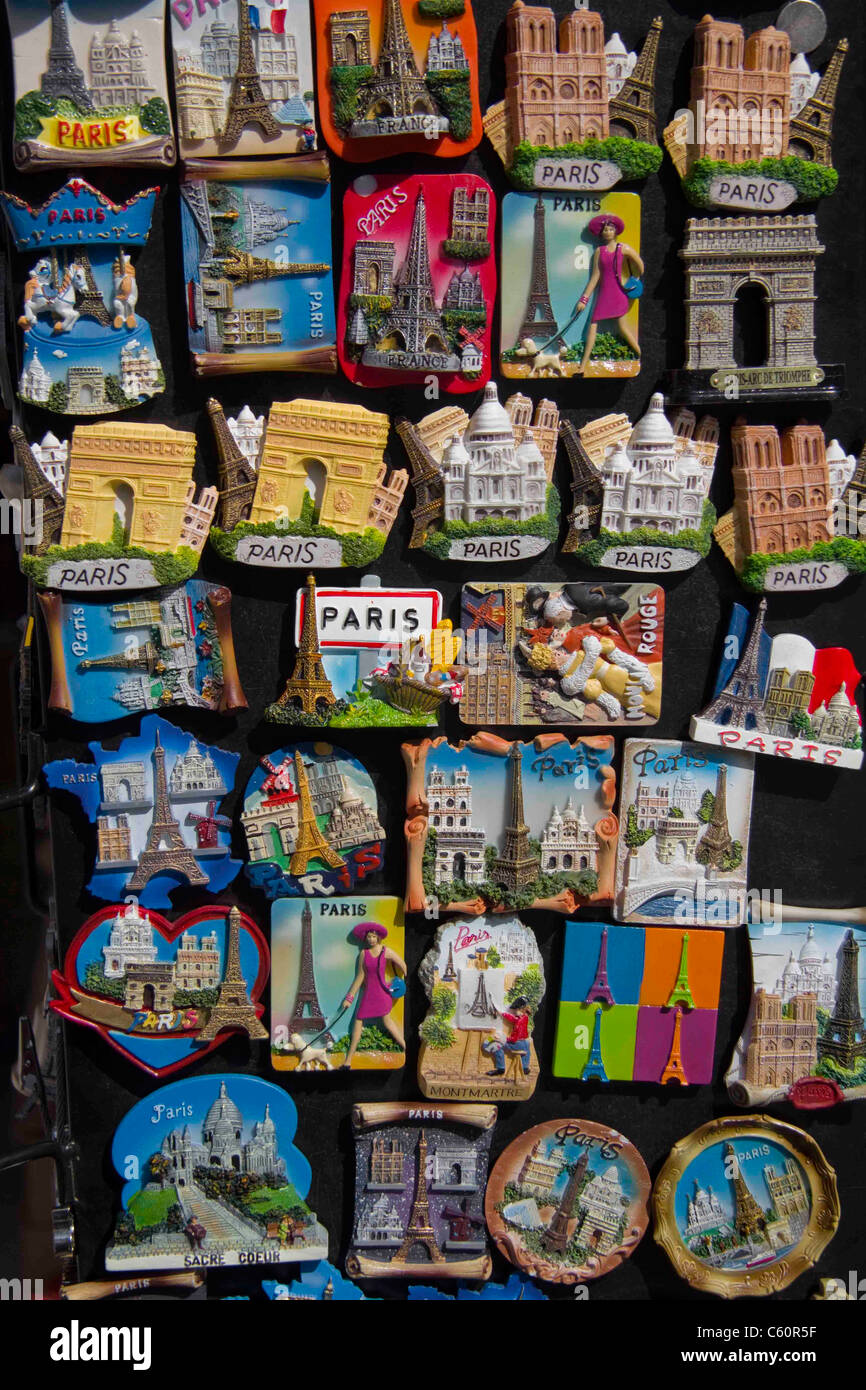 Anzeige von Souvenirs zum Verkauf in Paris Frankreich Stockfoto