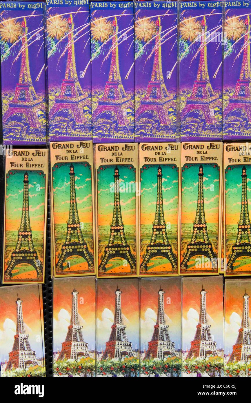 Anzeige von Souvenirs zum Verkauf in Paris Frankreich Stockfoto