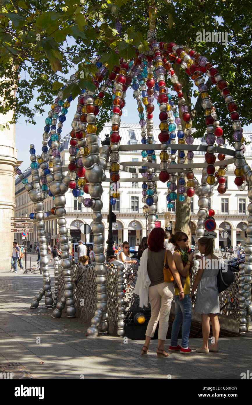 Junge Frauen außerhalb des Palais Royal / u-Bahnhof Musée du Louvre, Paris, Frankreich, Europa Stockfoto
