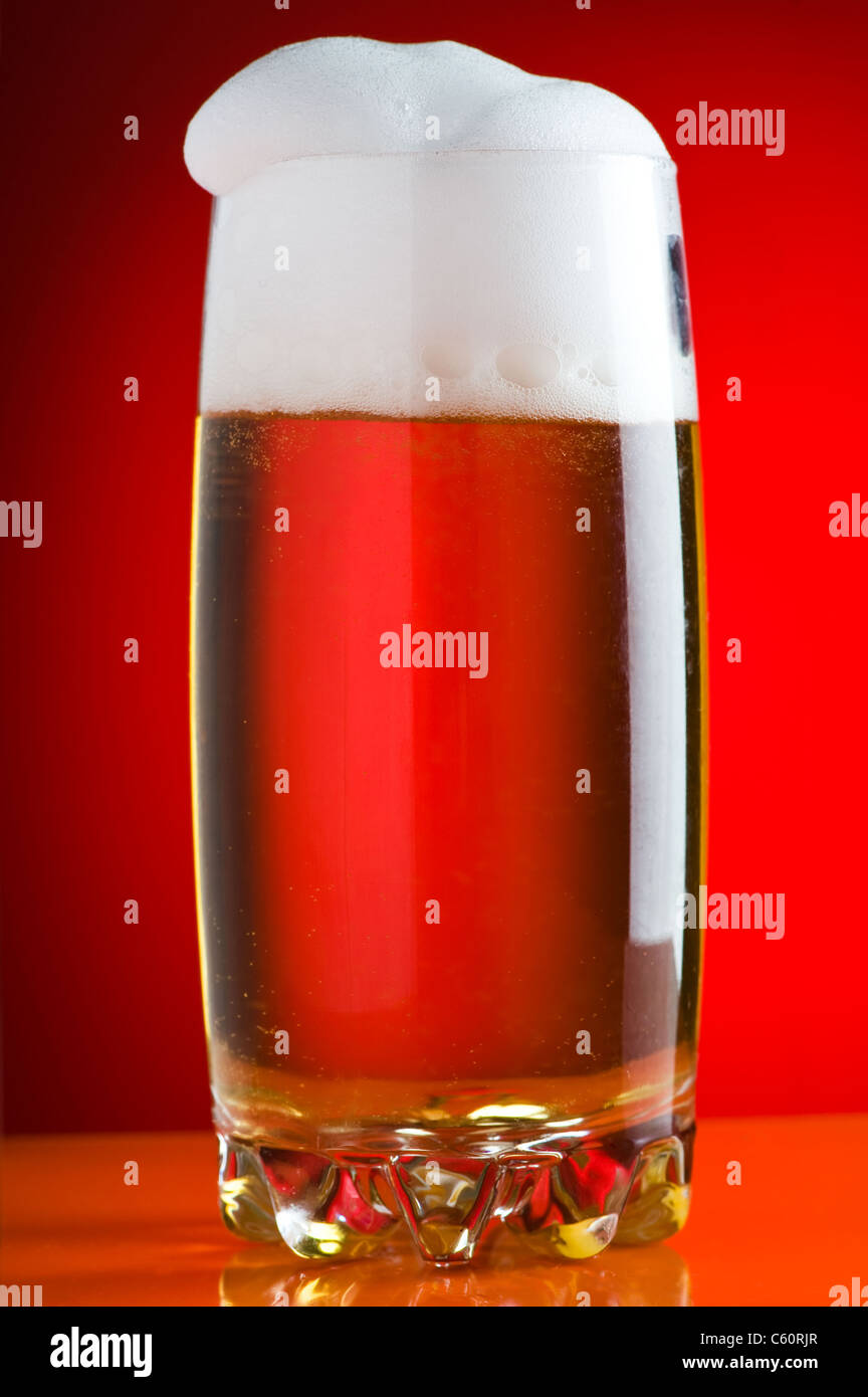 Objekt auf rot - Glas Bier hautnah Stockfoto