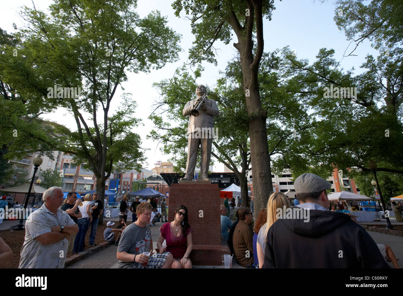 Touristen bei Statue der Vater des Blues w c praktisch Park vor Beale street Memphis Tennessee Vereinigte Staaten Amerika Usa Stockfoto