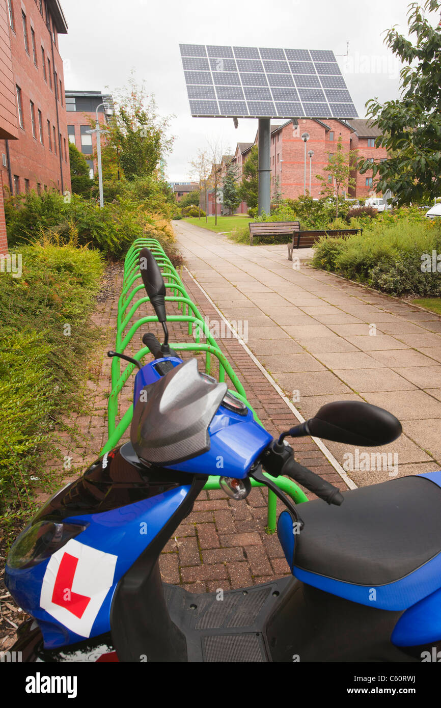 Tracking-solar-Photovoltaik-Panels auf dem Campus UCLAN, der University of central Lancashire, Preston, UK. Stockfoto