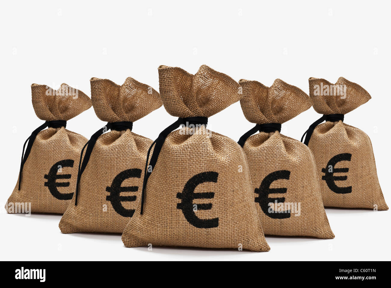 Fünf Geldsäcke Mit Euro-Aussteuerungsanzeige Stehen Hintereinander | fünf Geldtaschen mit Euro-Zeichen Rücken an Rücken Stockfoto