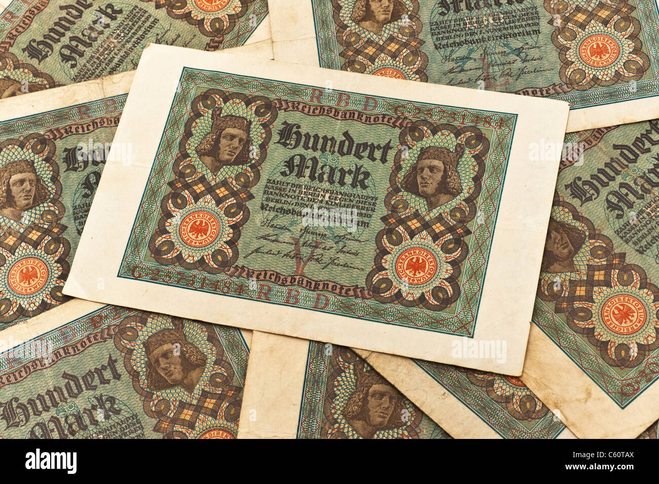 Detail-Foto von einigen alten deutschen Rechnungen des 1. November 1920 über den Betrag von 100 Reichsmark Stockfoto