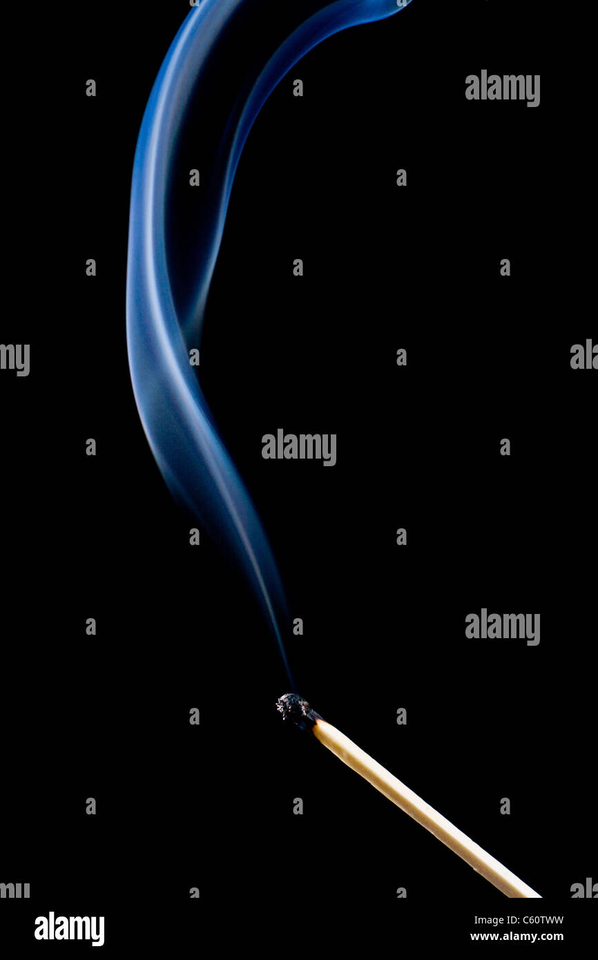 Rauch steigt aus einer gerade erloschen Übereinstimmung Stockfoto