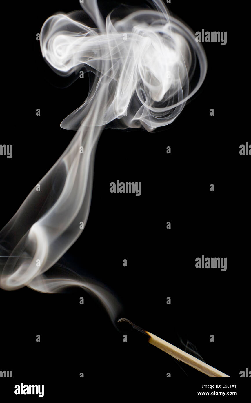 Rauch steigt aus einer gerade erloschen Übereinstimmung Stockfoto