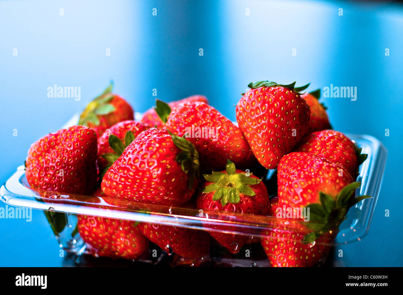 Große rote Erdbeeren in einer Box aus Kunststoff Verkauf Stockfoto