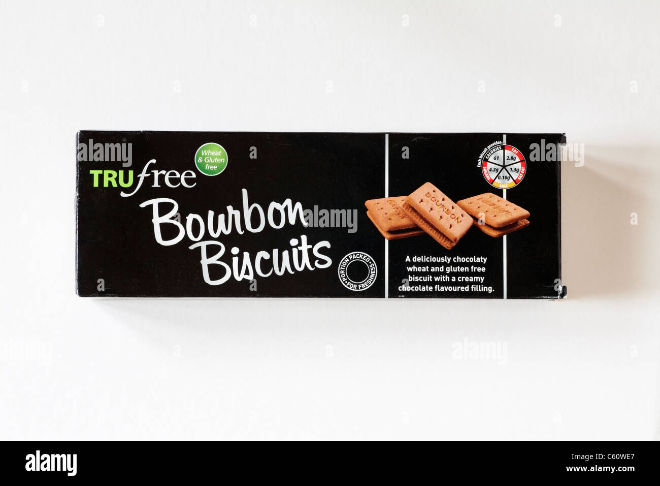 Paket der Trufree Weizen- und glutenfrei Bourbon Kekse isoliert auf weißem Hintergrund Stockfoto