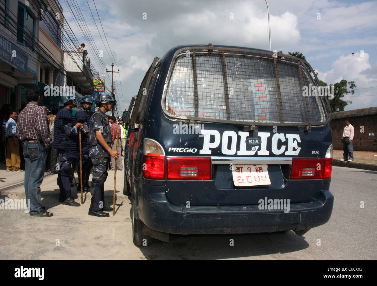 Die Bereitschaftspolizei schützt während der maoistischen Unruhen in Kathmandu Nepal hinter ihrem Fahrzeug Stockfoto