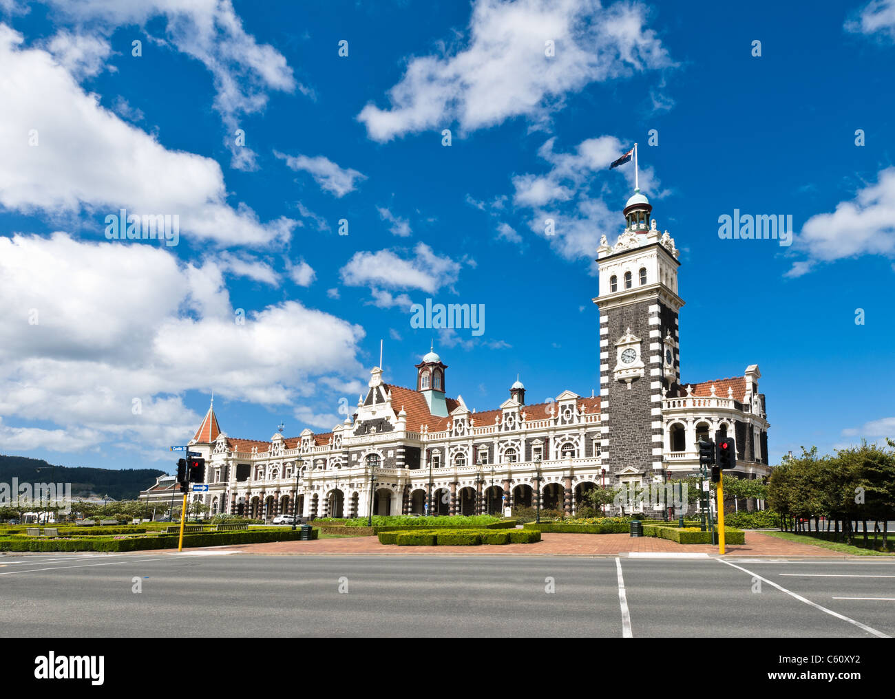Dunedin Railway Station an einem sonnigen Tag, Panoramablick Stockfoto