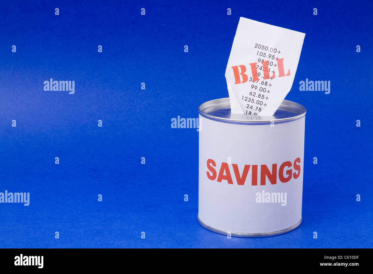 Spardose und Rechnungen, Konzept der Finanzproblem, Konkurs Stockfoto