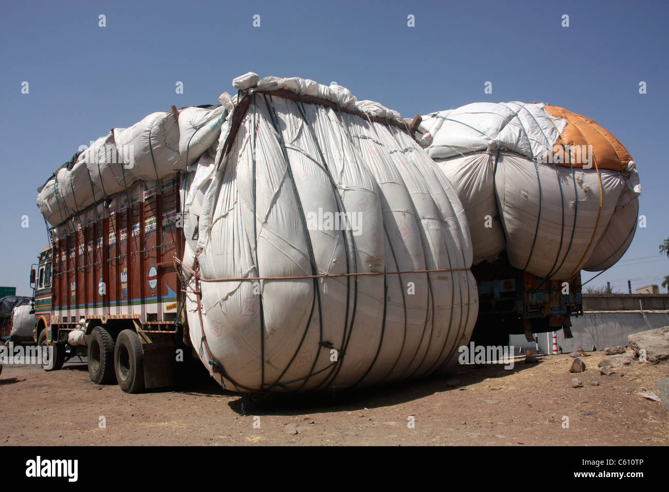 Stark überladene Lkw beladen mit Baumwolle, geparkt in der Wüste in der Nähe von Kota Rajasthan Stockfoto