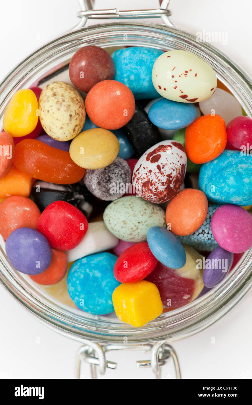 Bunt sortiert Kinder Süßigkeiten und Bonbons in einem Glas Stockfoto