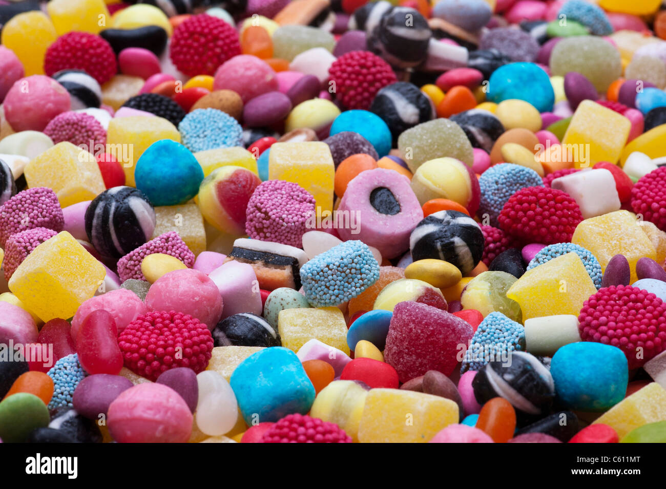 Bunt sortiert Kinder Bonbons und Süßigkeiten. Liquorice Allsorts, Smarties, Ananas Würfel, Aufschneider, Bonbons, dolly Mischungen und Jelly Beans Stockfoto