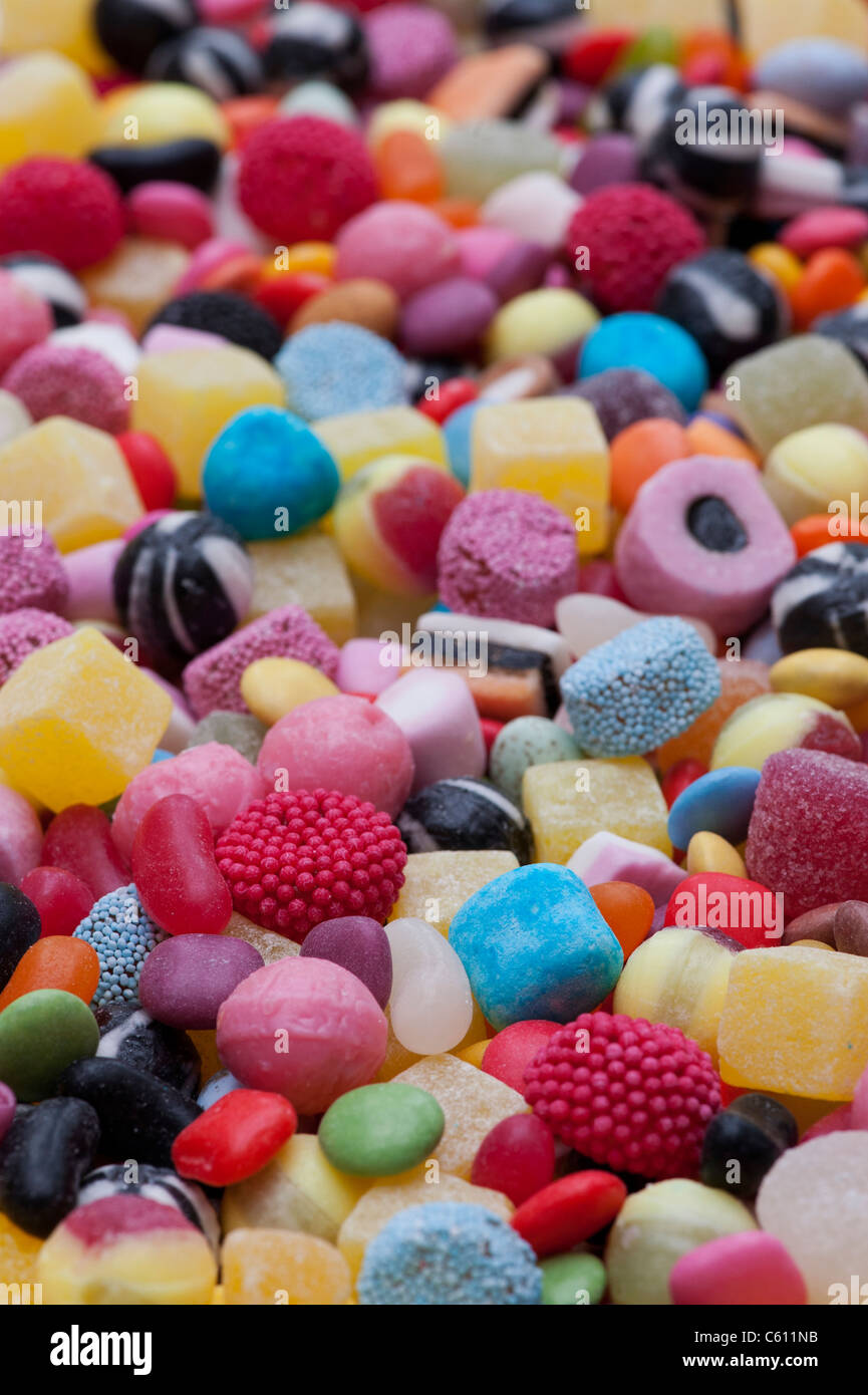 Bunt sortiert Kinder Bonbons und Süßigkeiten. Liquorice Allsorts, Smarties, Ananas Würfel, Aufschneider, Bonbons, dolly Mischungen und Jelly Beans Stockfoto