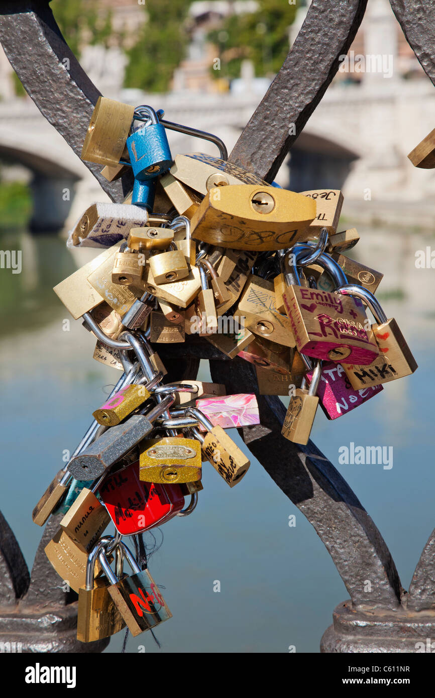 Italien, Rom, Sant'Angelo Brücke, Liebhaber sperrt befestigt an Brückengeländern Stockfoto