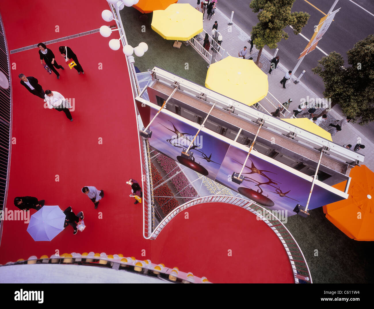 Besucher einen Pavillon auf der Expo in Shanghai. Stockfoto