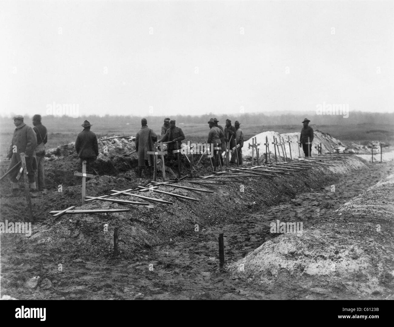 Afrikanisch-amerikanischen Soldaten des Bataillons 321st Arbeit in der getrennten US-Armee im ersten Weltkrieg. Sie füllen Gräben in denen amerikanischen Toten begraben sind. Dezember 1918. Stockfoto
