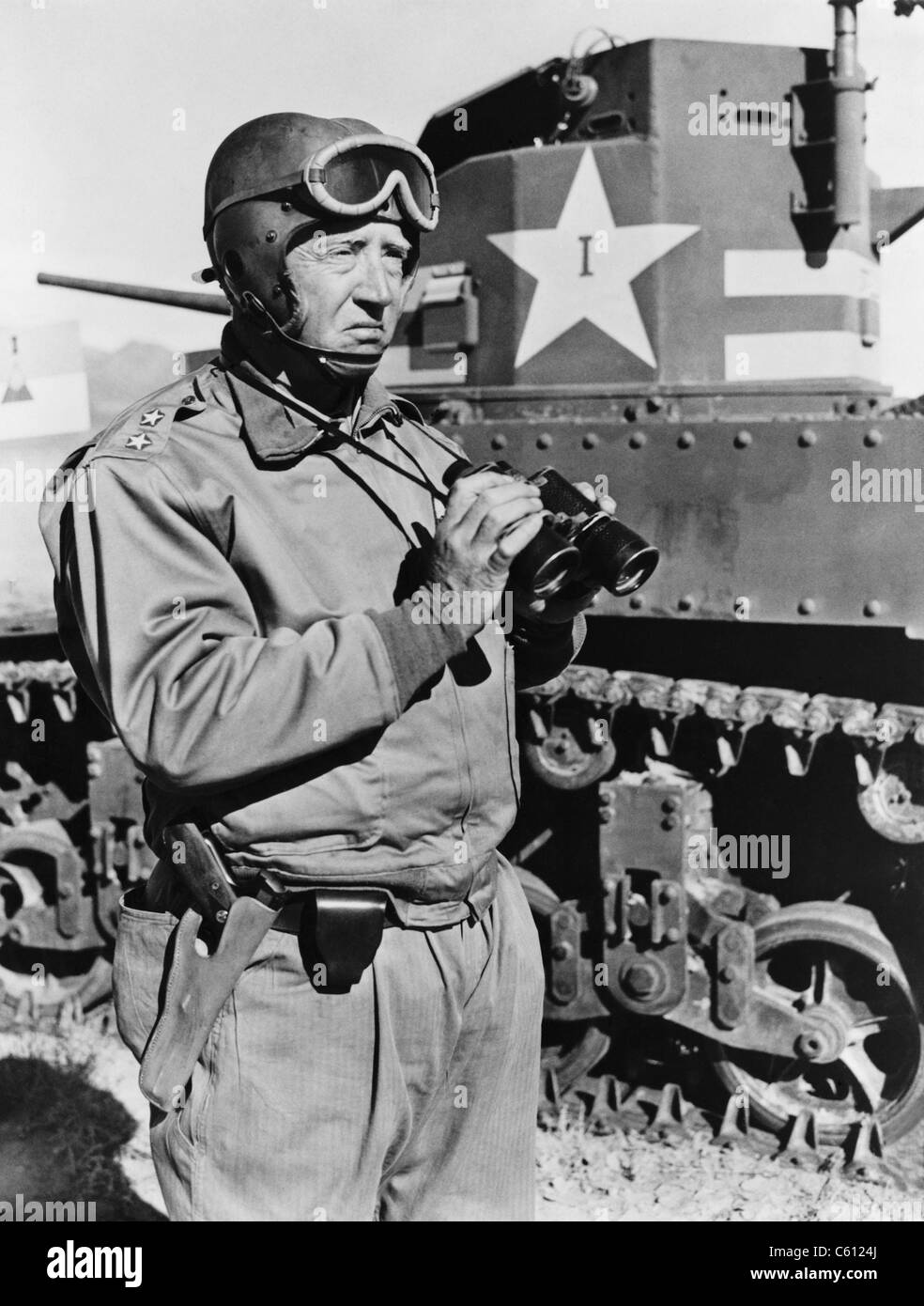 General George S. Patton (1885 – 1945), US-Armee-General, Kommandierender Offizier der ersten Panzerkorps M3 Tanks auf Training beobachten Manöver im Mai 1942. Stockfoto