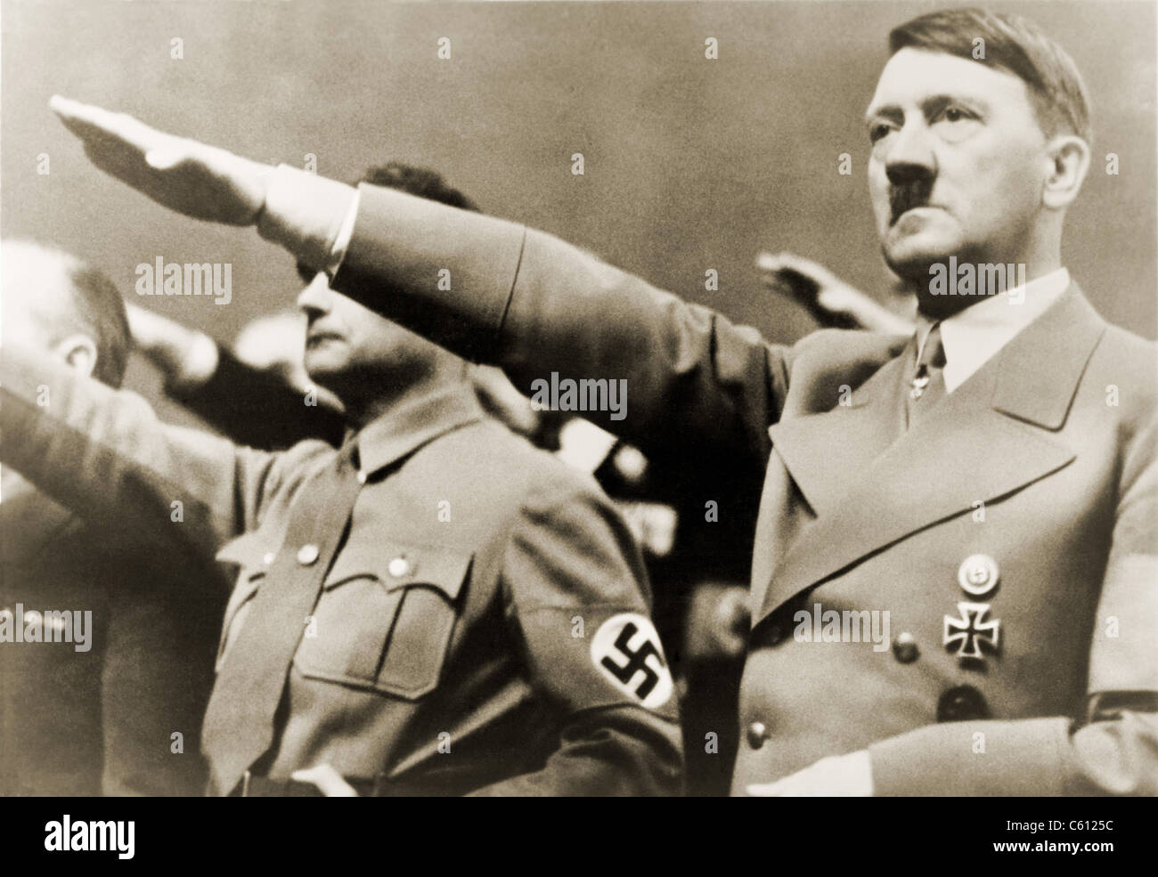 Adolf Hitler, Hitlergruß zu geben. Hitlers ist richtig Rudolph Hesse. 1939. Stockfoto