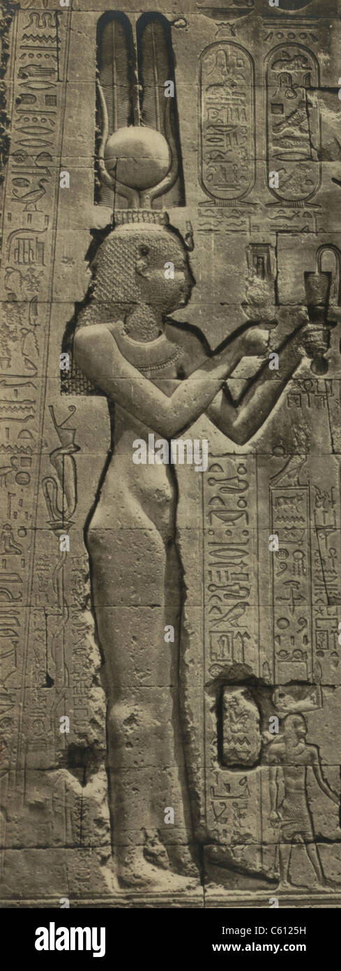 Reliefskulptur von Kleopatra VII. (69-30 v. Chr.), und ihr Sohn von Julius Caesar, Caesarion, in den Tempel der Hathor in Dendera. Ca. 35BC. Stockfoto