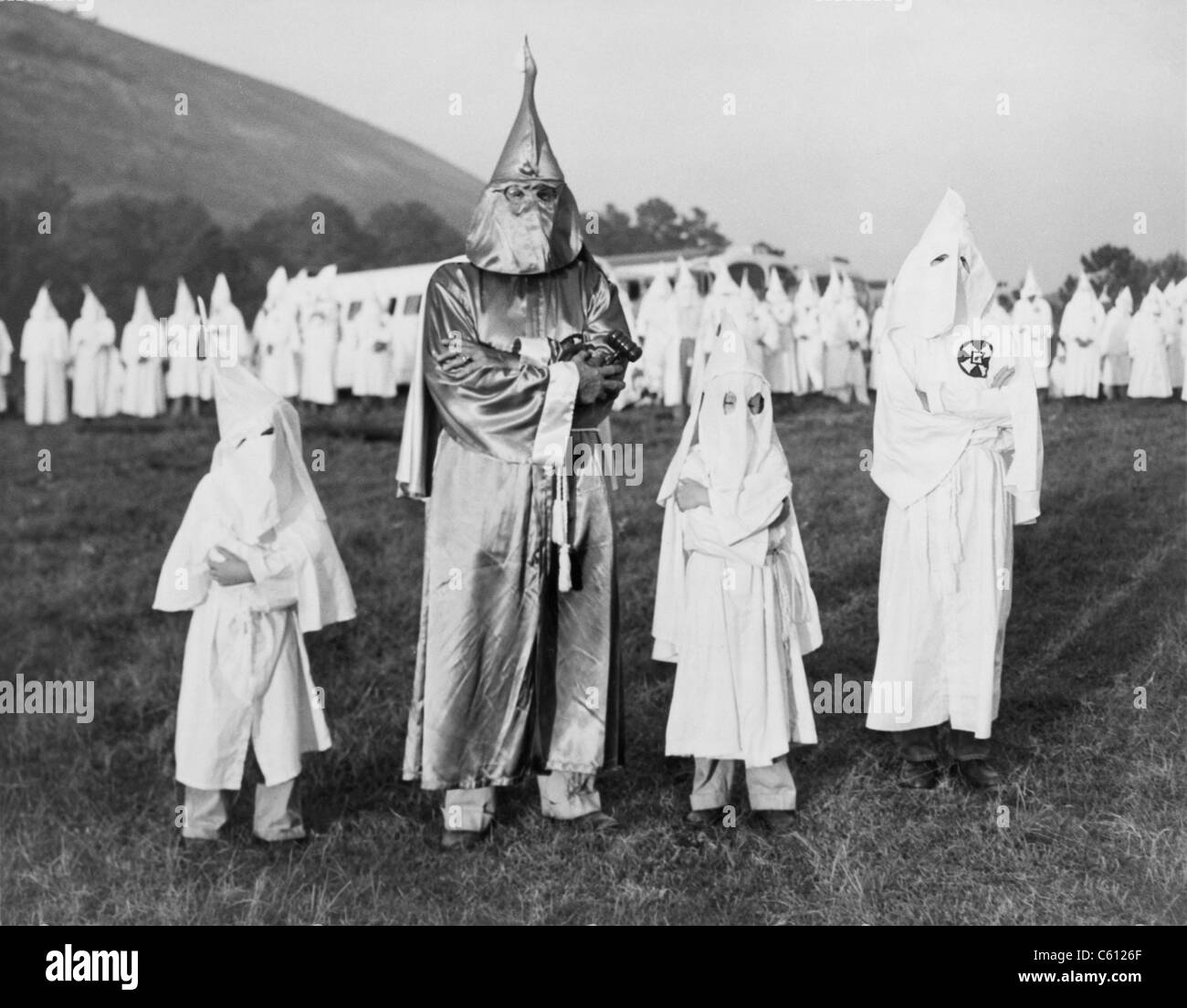 Kinder in Ku Klux Klan Kostümen posieren mit Ku Klux Klan Grand Dragon