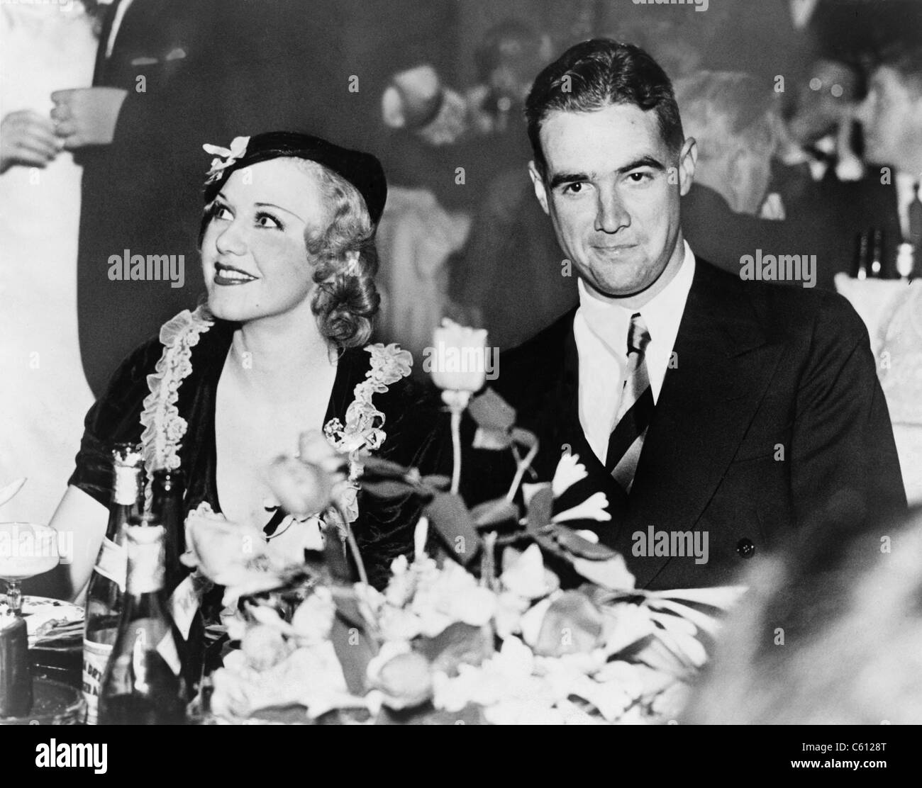 Howard Hughes datiert und wurde in den späten 1930er Jahren mit der Schauspielerin Ginger Rogers engagiert. Foto zeigt ihnen Speisen in den Goldraum auf die Stockfoto