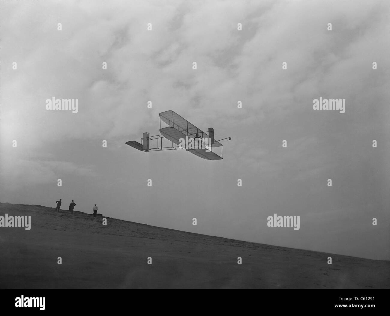 Wilbur Wright fliegt ein Segelflugzeug während Flugexperimente der Gebrüder Wright in Kitty Hawk, North Carolina. Ca. 1902. Stockfoto