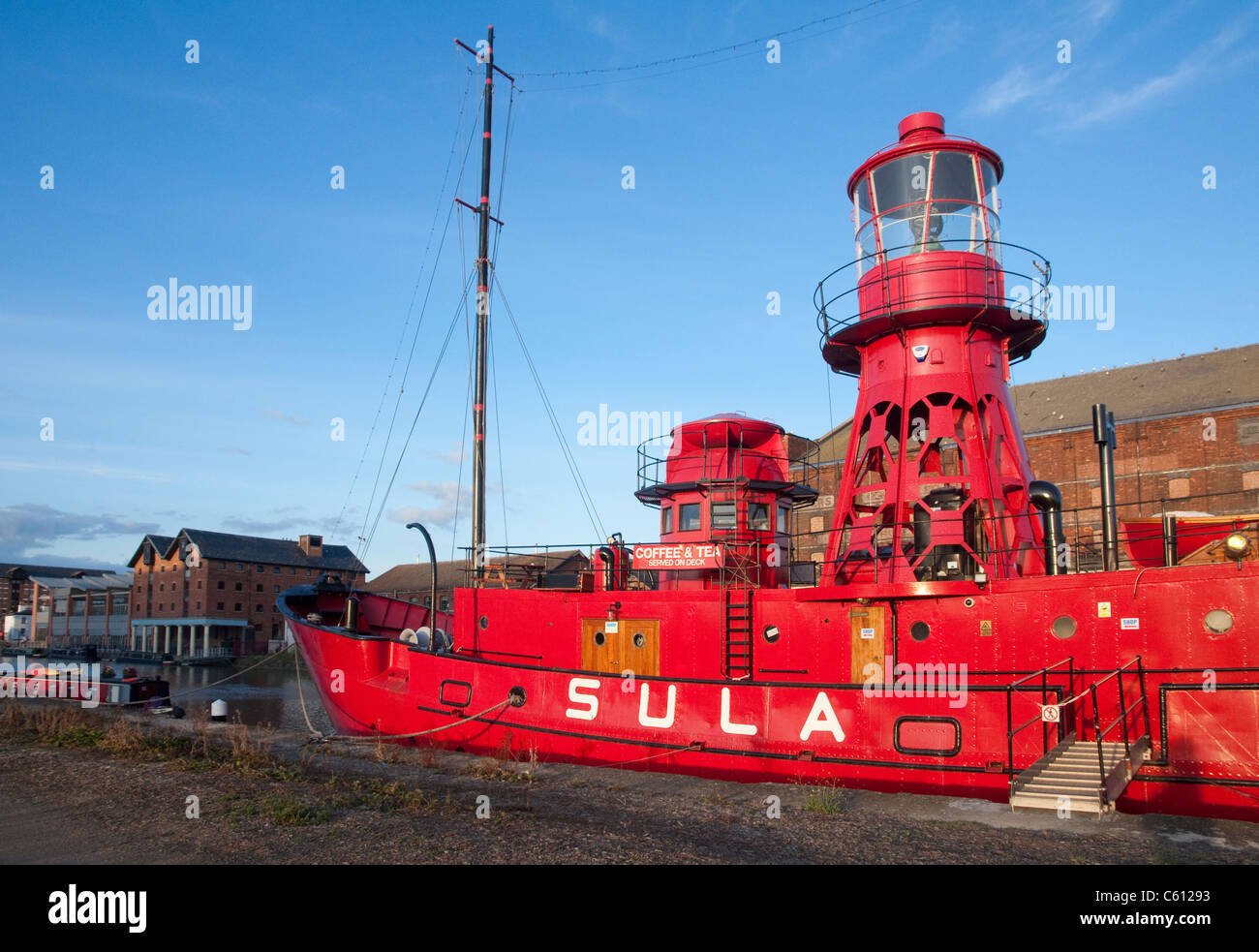 Eine helle rote Leuchtturm, Feuerschiff / Licht-Schiff-Schiff vertäut am Gloucester Docks und als Café genutzt. SULA. Gloucestershire, UK. Stockfoto