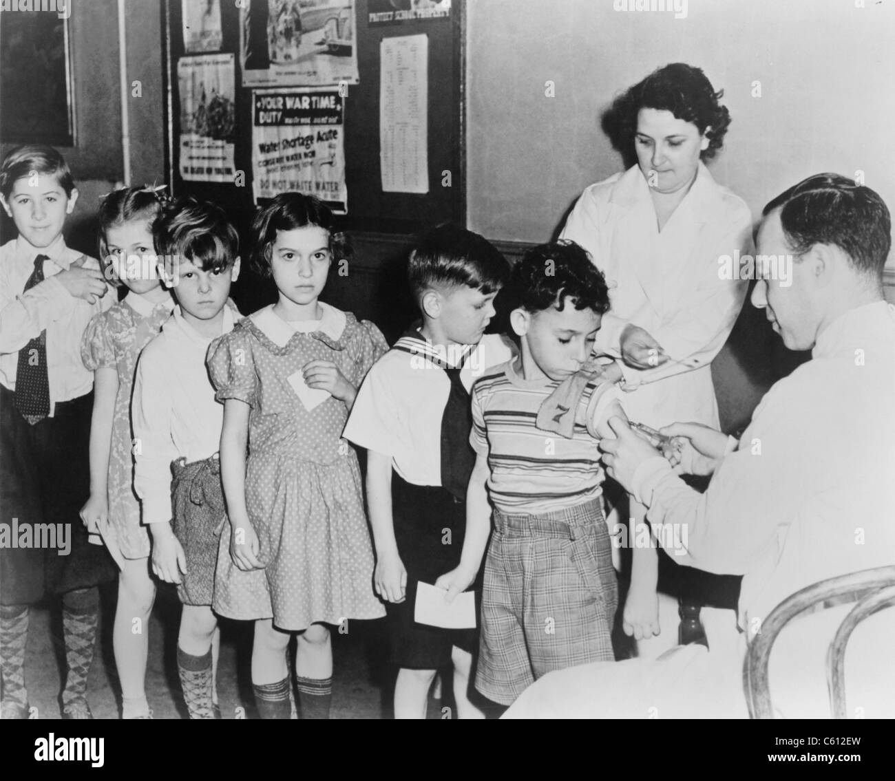 Schülerinnen und Schüler in der Schlange für Immunisierung Schüsse auf einer Kind-Gesundheitsstation in New York City, N.Y.  1943. Stockfoto