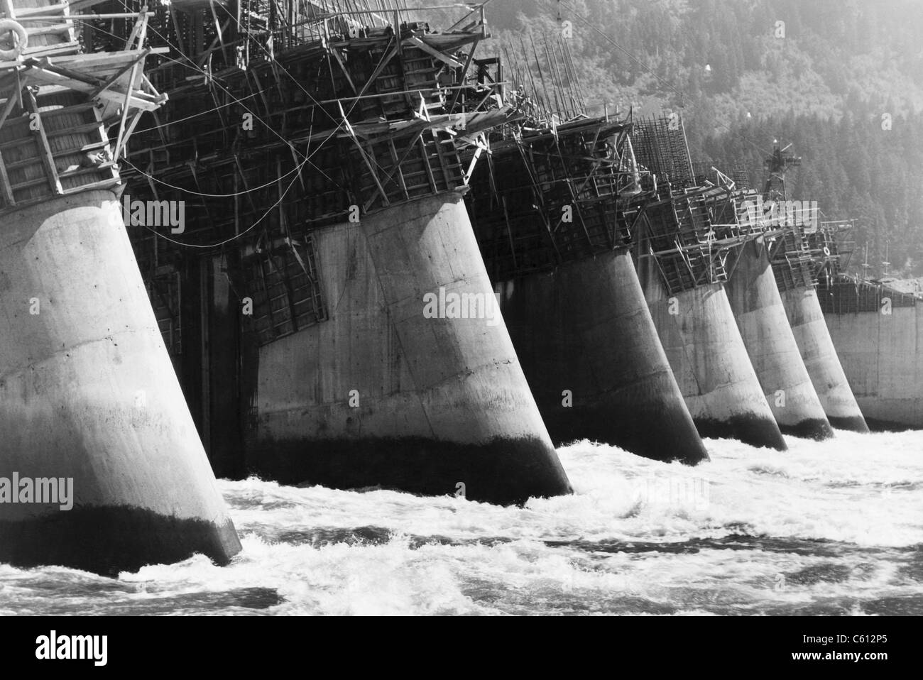 Strebepfeiler der Bonneville Dam im Bau am Columbia River. In 1929 geplant, wurden keine Maßnahmen Bau bis zu den New Deal, wenn es genehmigt und im Jahr 1934 begonnen wurde. Der Damm zur Verfügung gestellt Beschäftigung während der großen Depression und Power für den pazifischen Nordwesten. Stockfoto