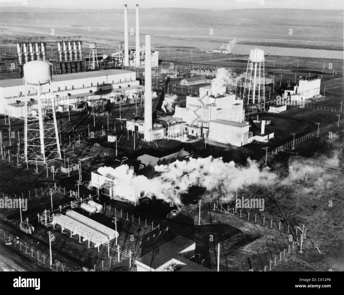 Luftaufnahme des Bereichs 100-B mit dem Reaktor B, der erste groß angelegte Kernreaktor, der jemals gebaut wurde. Der Hanford Site des Manhattan-Projekts produziert Plutonium-239 für die zweite Atombombe auf Nagasaki Japan am 9. August 1945 gefallen. Nähe von Richland, Washington State, Januar 1945. Stockfoto