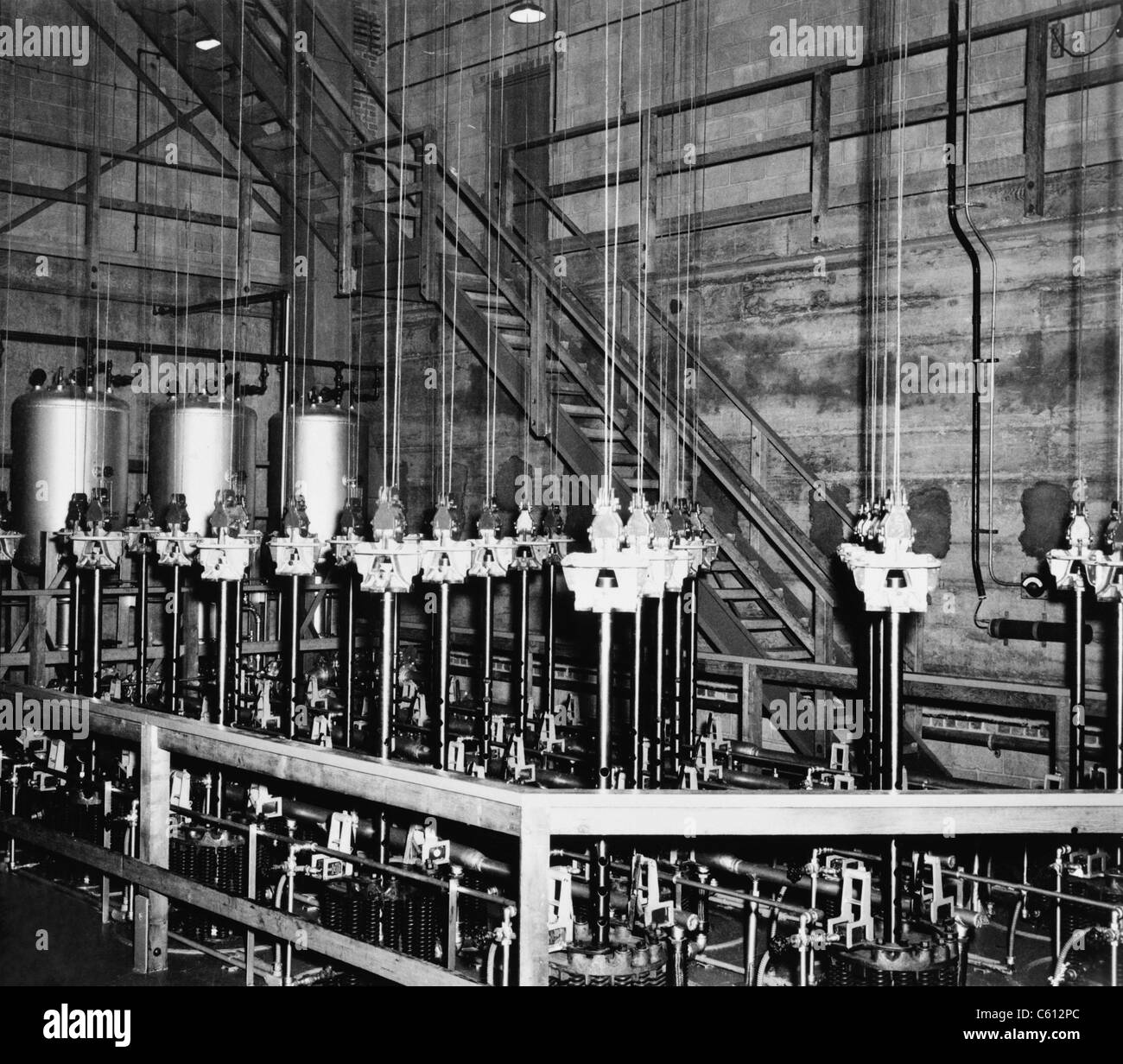 Die vertikale Sicherheit Stäbe und die Kabel, die sie an der Spitze des Haufens Atomic eines Reaktors am Manhattan-Projekt Hanford Standort unterstützen. Die vier versilbert gefärbte Trommeln im Hintergrund enthaltenen Bor Lösung, Teil einer Notabschaltung System die Stäbe durch ein Erdbeben blockiert werden soll. Februar 1945. Stockfoto