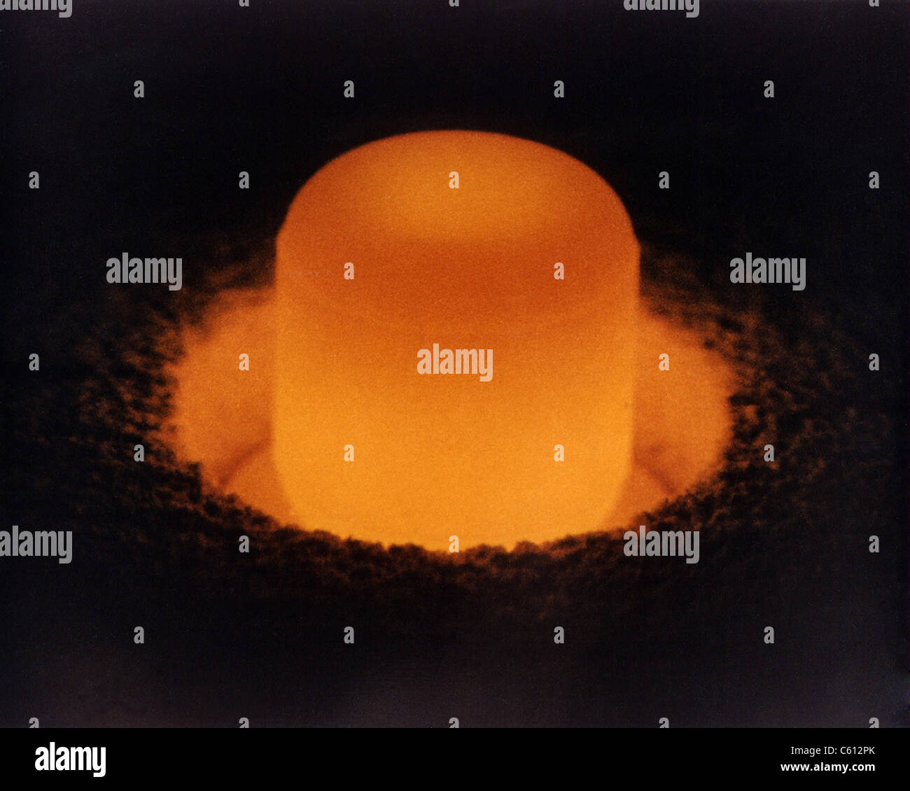 Pellets von Plutonium-238 Glühen vom eigenen Herd. Plutonium-238 wird verwendet, um Raumsonden als nachhaltige Energiequelle für Kraftstoff ein Stockfoto