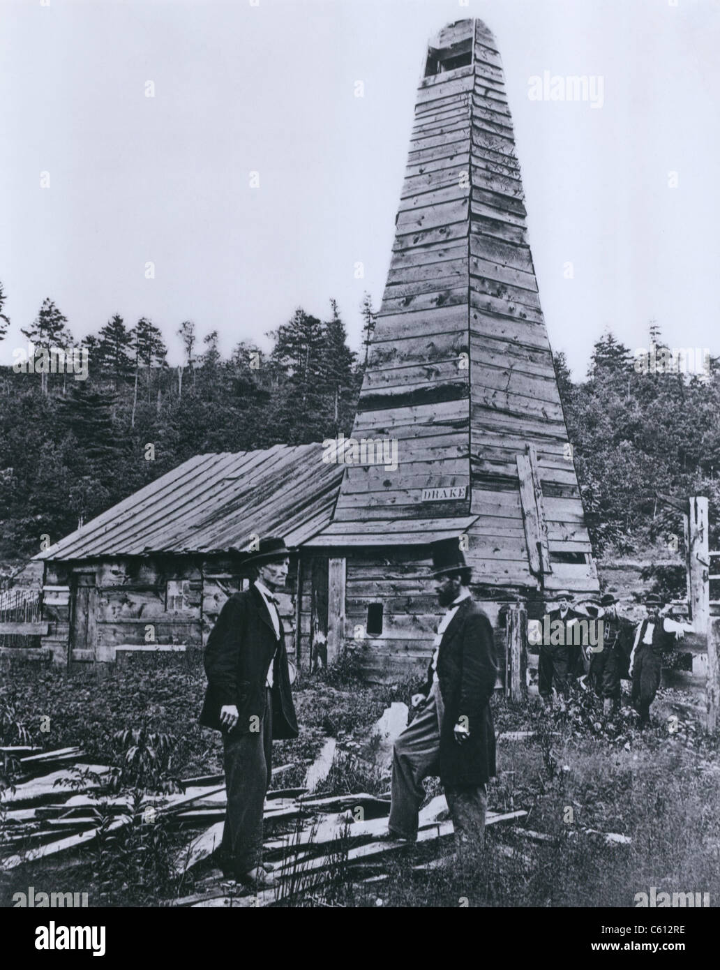 Die ursprünglichen 1859 Drake Ölquelle in Titusville, Pennsylvania, der 1. je gebohrt in den U.S. Edwin Drake (im Zylinder) und Peter Wilson stehen im Vordergrund, mit James Smith, William Smith, Jr., und Elbridge Schloss im Hintergrund. John A. Mather 1861 Foto. Stockfoto