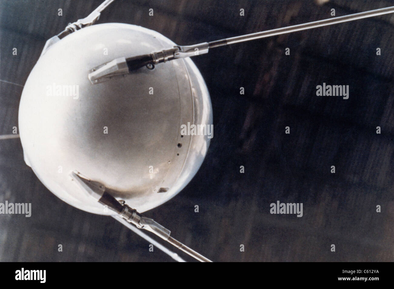 Ein Modell des Sputnik 1, der erste menschengemachten Objekt im Raum. Die Erdumlaufbahn künstliche Satellit wurde von der Sowjetunion am 4. Oktober 1957 ins Leben gerufen. Als Teil Russlands Beitrag zum Internationalen Geophysikalischen Jahr informierten sie über der oberen Atmosphäre. Sein Signal dauerte 22 und es verglühte in der Erdatmosphäre auf gelieferten Informationen 4. Januar 1957. Stockfoto