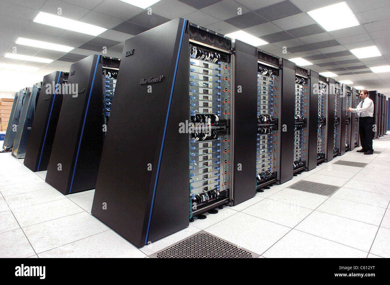 Informatiker am Argonne National Laboratory inspiziert den neue IBM Blue  Gene/P Supercomputer, der vor kurzem den Namen der schnellste Rechner für  offene Wissenschaft der Welt. 2009 Stockfotografie - Alamy