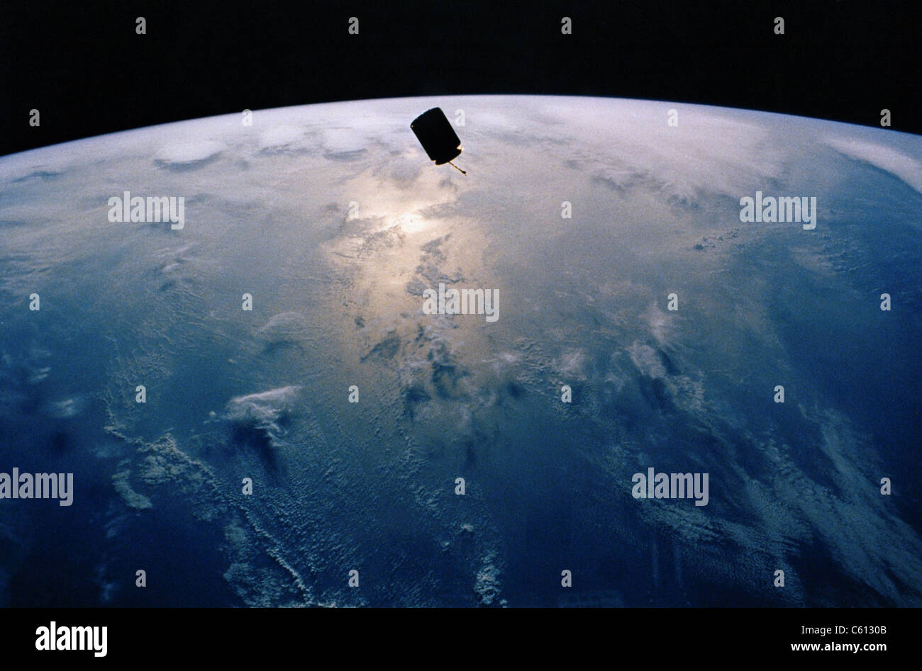 INTELSAT VI, ein Kommunikationssatellit war nach seiner Markteinführung März 1990 in einen instabilen Orbit gestrandet. Fotografiert von dem Space Shuttle Endeavour im Orbit, wurde abgerufen und in eine stabile Umlaufbahn von Astronauten im Mai 1992 umgeschichtet. Stockfoto