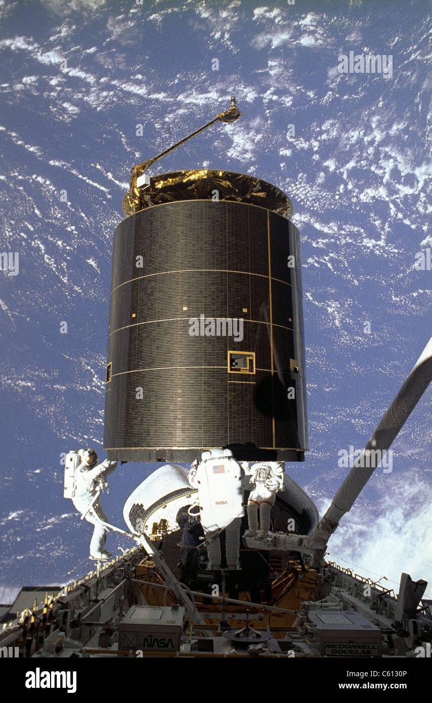 INTELSAT VI, ein Kommunikationssatellit war nach seiner Markteinführung März 1990 in einen instabilen Orbit gestrandet. Drei Astronauten Aufnahme auf 5. Mai 1992 der Satellit in dem Space Shuttle Endeavour geladen. Stockfoto