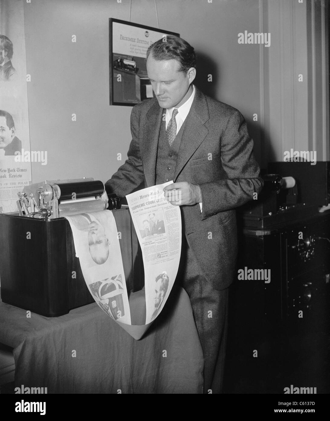 Druck der Maschine heraus, eine experimentelle "radio Zeitung' auf der National Association of Broadcasters Convention im Jahr 1938. Die Gerätekosten und Druckqualität arbeitete gegen die Annahme dieser Technologie durch die breite Öffentlichkeit. Stockfoto