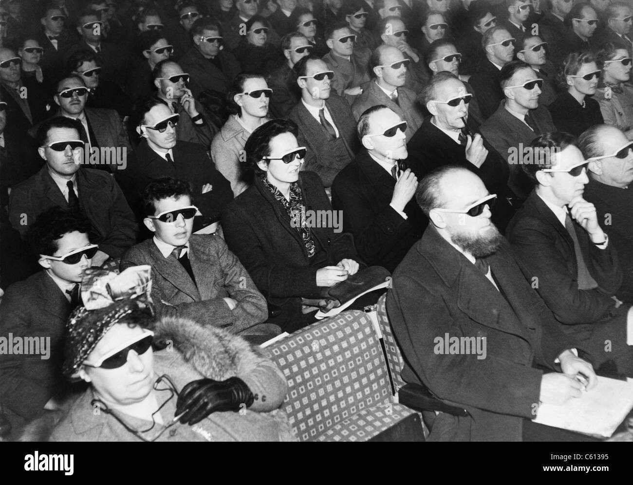 Britische Publikum trägt eine Rauch-farbige Brille um ein 3-d-Film im Jahr 1954 zu sehen. Stockfoto