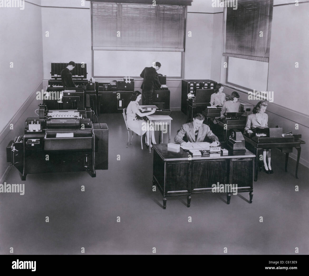 Mitte des Jahrhunderts stand der Technik IBM Computer mit Lochkarten und Sortiermaschinen. IBM (International Business Machines) führen die Entwicklung von Tabulatoren oder mechanischen Computer für die geschäftliche Nutzung. Ca. 1950. Stockfoto