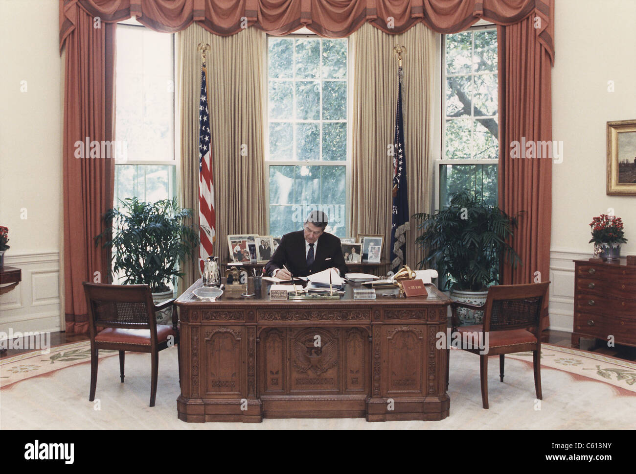 Präsident Reagan arbeitet an seinem Schreibtisch im Oval Office. 15. Juli  1988. PO-USP-Reagan NA-12-0101-M Stockfotografie - Alamy