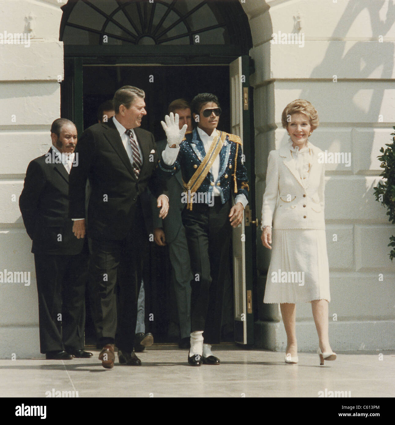 Präsident und Nancy Reagan mit Michael Jackson an das Weiße Haus Zeremonie zum Start der Kampagne gegen Alkohol am Steuer. Jackson für die Kampagne gespendet, weil er völlig gegen den Drogen-und Alkoholkonsum war. 14. Mai 1984. PO-USP-Reagan-MJackson NA-12-0135M Stockfoto