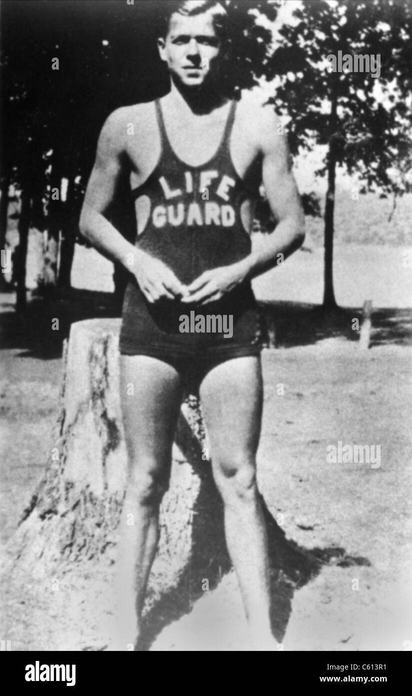 16-jährige Ronald Reagan als eine junge Rettungsschwimmer Lowell Park (Illinois). Ca. 1927. PO-USP-Reagan-Youth NA-12-0057M Stockfoto