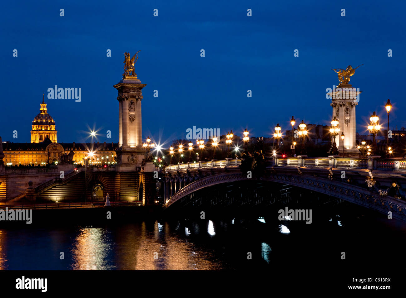 Die Brücke Alexander III und der Dome des Invalides in der Nacht. Paris, Frankreich Stockfoto
